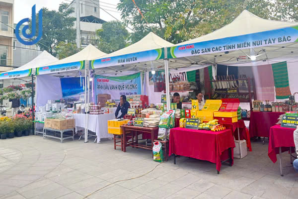 gian hang hoi cho banh u 3m-3m banh u da nang