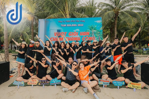 Tổ Chức Team Building Đoàn Far EasTour Bãi Biển Đà Nẵng D2Media